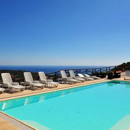 布多尼城堡酒店 3* 布多尼